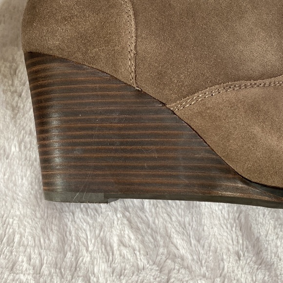 Lucky Brand Yasmin Tan Wedge Booties Size 10M - Picture 5 of 9